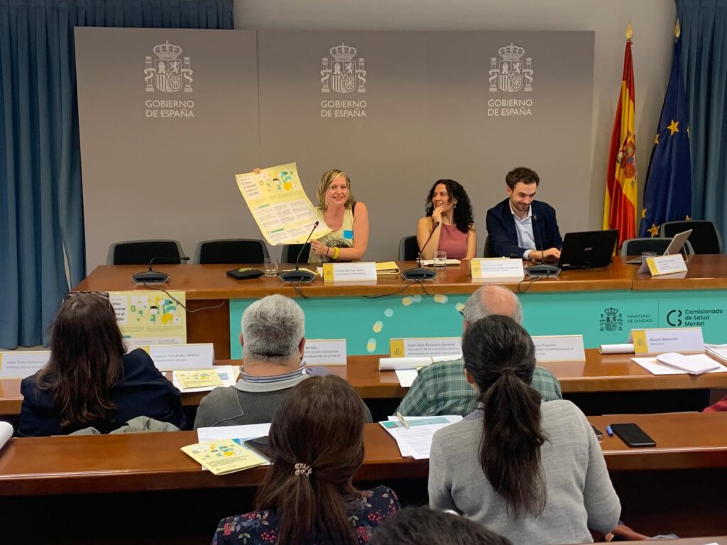Cristina enseñando la guía práctica Recomendaciones para informar sobre el suicidio de forma preventiva