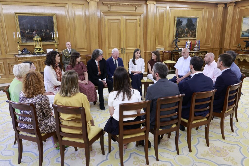 María de Quesada y Desirée Tornero representan a La Niña Amarilla en la audiencia con la Reina Letizia sobre prevención del suicidio.